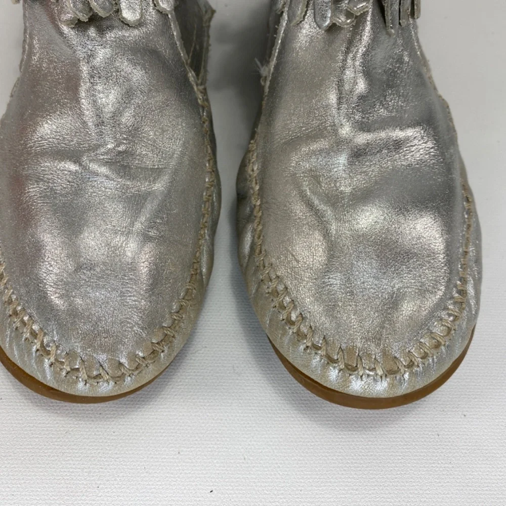 Minnetonka Youth 4 Silver Leather Fringe Zip Moccasins Rubber Sole Outdoor Wear